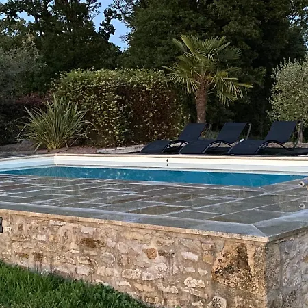 Nyaraló Paisible Avec Piscine *